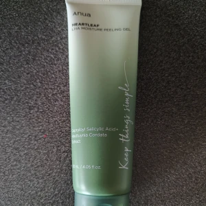 Anua Heartleaf LHA Moisture Peeling Gel - Anua Heartleaf LHA Moisture Peeling Gel är en ansiktspeeling med Capryloyl Salicylic Acid och Houttuynia Cordata-extrakt. Den kommer i en grön tub på 120 ml och är designad för att hålla huden återfuktad samtidigt som den exfolierar. Provad en gång.