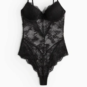 Svart spetsbody - Köpt här från plick för 250, säljer för 200! Bra skick endast använd fåtal gånger