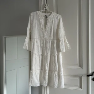 Klänning - Vit klänning från Vero Moda 💗 använd 1 gång, så inga defekter. Tryck gärna på köp nu!