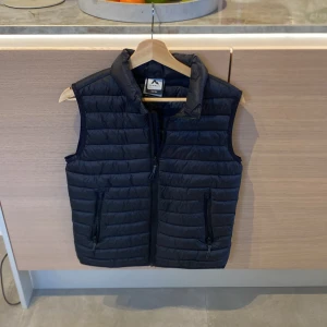 Väst 14y - Använd typ en gång och är i ny skick. Nypris på den är lite över 500kr men säljer den bara för 349kr. Storleken är 158/164