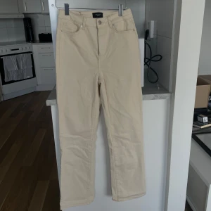 Beige jeans - Snygga beige byxor från Vero Moda, storlek 28/32 men är lite små i storlek. Aldrig använda