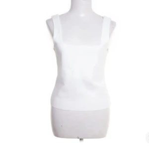 Vit linnetopp från Zara - Snygg vit topp från Zara som endast använts fåtal gånger.