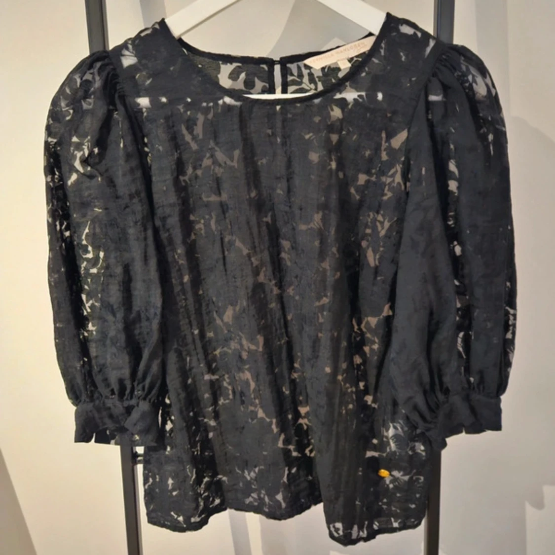 Svart spetsblus med puffärmar