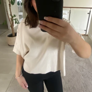 Beige ”box” t-shirt - Säljer en beige croppad t-shirt. Den är lite oversize, köpte i L eftersom den är ganska kort annars💗Superfin passar till typ allt 😊😊Har vanligtvis S i tröjor