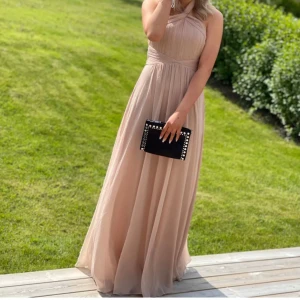 Balklänning - Elegant långklänning med oneshoulder-design och knappar i ryggen. Super fint skick!! Perfekt till balen😍passar 34/36, nypris över tusenlappen