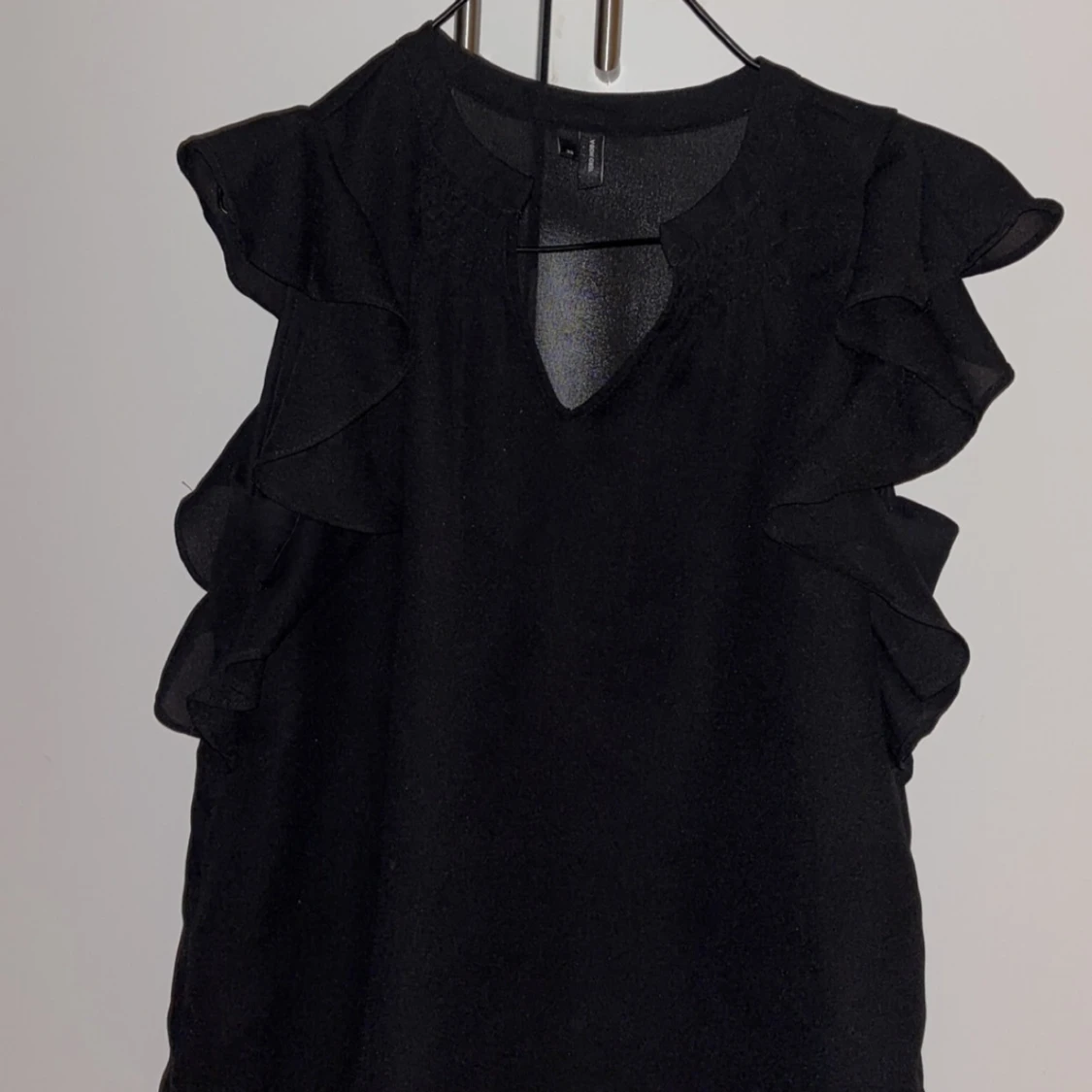 Svart blus med volangdetaljer från Vero Moda