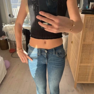 Blå jeans från G-Star - Snygga blå jeans från G-star. Jeansen har en normal passform. Märkesdetaljer syns på bakfickan och vid midjan. Säljer då de tyvärr är för korta och jag är 174 cm. De är i st 25/32. Nypris är runt 1300. Använda runt 2 gånger.