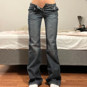 Jeans  - Midjemått: 34cm, innerbenslängd: 87cm 💖