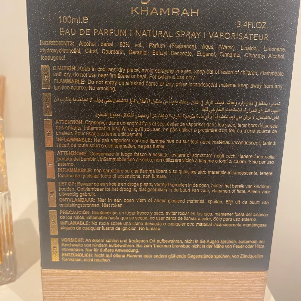 Upptäck Khamrah Eau de Parfum från Lattafa, en lyxig doft i en elegant, fyrkantig flaska med ett intrikat mönster. Flaskan är genomskinlig med gyllene detaljer och rymmer 100 ml av denna förföriska doft. Perfekt för den som söker en unik och minnesvärd parfymupplevelse. Det är 60 ml kvar. Perfume.