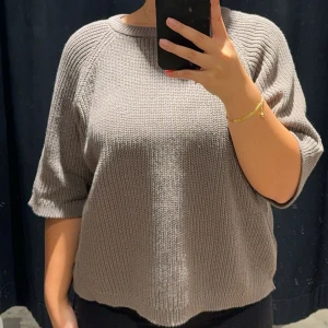 Beige stickad tröja - Säljer en stilren beige stickad tröja med trekvartsärm. Perfekt för en avslappnad look. Tröjan har en rund hals och en bekväm passform.