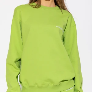 Grønn crewneck fra Helmut Lang - Bestilte denne fra Nelly for 1 år siden for rundt 2300 kr, men har bare hengt i skapet og aldri blitt brukt mer enn den ene gangen jeg prøvde den på når den kom 🫣 Den har en relaxed fit, men kan bli litt tight over brystet om man er E-cup eller større ✨Fargen er som på bilder 1, ganske sterk grønn farge, de andre bildene viser ikke fargen like bra 🩵