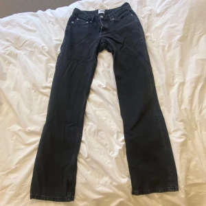Svarta jeans  - Snygga straight jeans i modellen ”Icon” från Lager 157. Säljer då dem är för små för mig! Jättebra skick då dem nästan är oanvända!