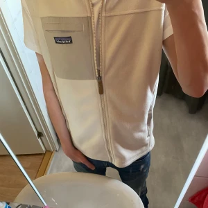 Vit fleeceväst från Patagonia - Säljer en vit fleeceväst från patagonia. Den är helt ny. Pris kan diskuteras vid snabb affär. 