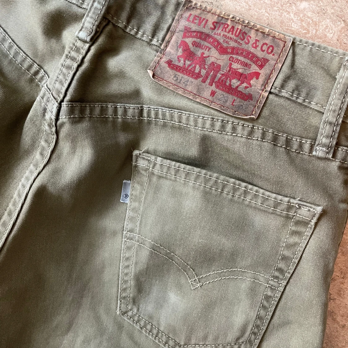 Low waisted jeans från Levi's (Oliveröna) - 1