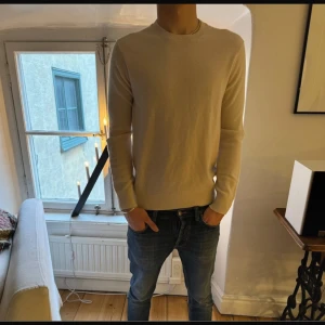 Kashmir tröja  - Säljer en stilren beige tröja med långa ärmar. Perfekt för en avslappnad och snygg. 100 procent Kashmir. Den ör helt ny 