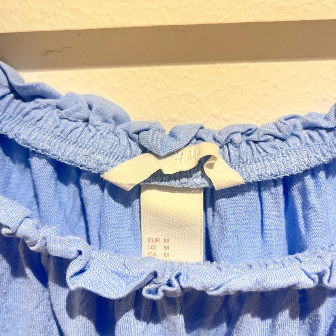 Ljusblå klänning med resårdetaljer - 2