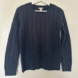 Tröja - En nästintill oanvänd tröja. Gråblå i färgen.