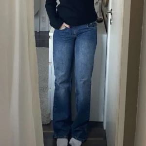 Blå jeans med bootcut - Snygga blå jeans med bootcut-stil. Första bilden är en tydligare bild på färgen!