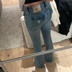True religion jeans - Jättefina ljusblå mid rise bootcut jeans. Bra skick och inga defekter💕längd 32 och 24 i midjan nypris 1299