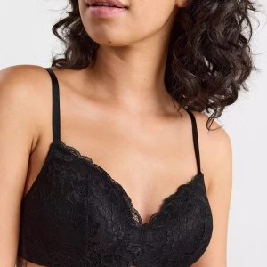 Svart spets-bh från Lindex - Elegant svart bh från Lindex i kollektionen Flora i spets med justerbara axelband. Den har en vacker blommig spetsdetalj på sidorna och mjuk kupa utan bygel. Hör av dig vid frågor💕