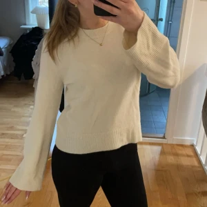 Vit stickad tröja - Säljer min stickade tröja då den inte kommer till användning. Den är lite kortare och har vida ärmar. Den är inte använd men har inte prislappen kvar, alltså i nyskick. 