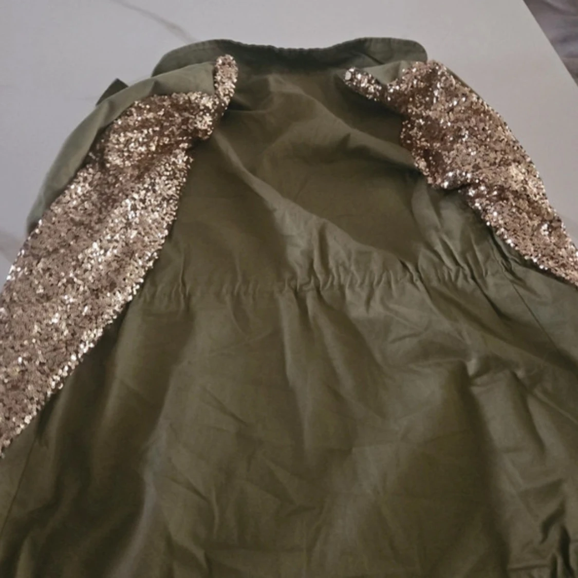 Olivgrön jacka med paljettärmar från legende angels - 2