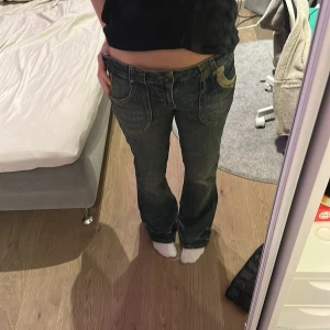 Blå bootcut jeans - Snygga blå bootcut jeans från urban outfitters med klassisk femficksdesign och kontrasterande sömmar. De är i storlek W28 och L32 och använda 1 gång. Perfekta för en avslappnad stil. De har en lågmidjad passform. Skriv privat för mer info och bilder❤️original pris 69€, pris kan diskuteras