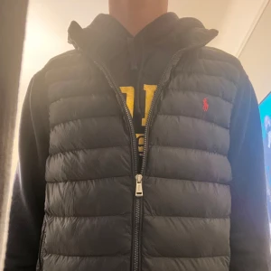 Ralph Lauren Väst marinblå M - Mörkblå väst från ralph lauren storlek M, riktigt snygg väst me nypris på 3600 golden packable vest. Nyskick då den knappt är använd👑💯