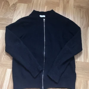 Tiger Of Sweden full zip  - Säljer nu denna full zip från tiger of Sweden, den är köpt för 1600 kr och är i storlek S, på andra bilden så kan ni ser hur den sitter, passar för dig som är runt 175-179, pris kan diskuteras 