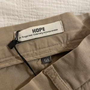 Vintage chinos från Hope - Snygga beige byxor från Hope med en klassisk design. Nypris 2400