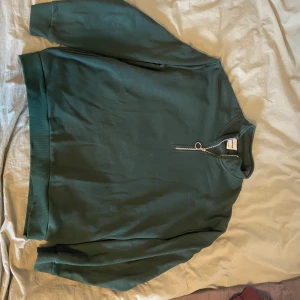 Grön zip up - Grön zip up från Bershka. 