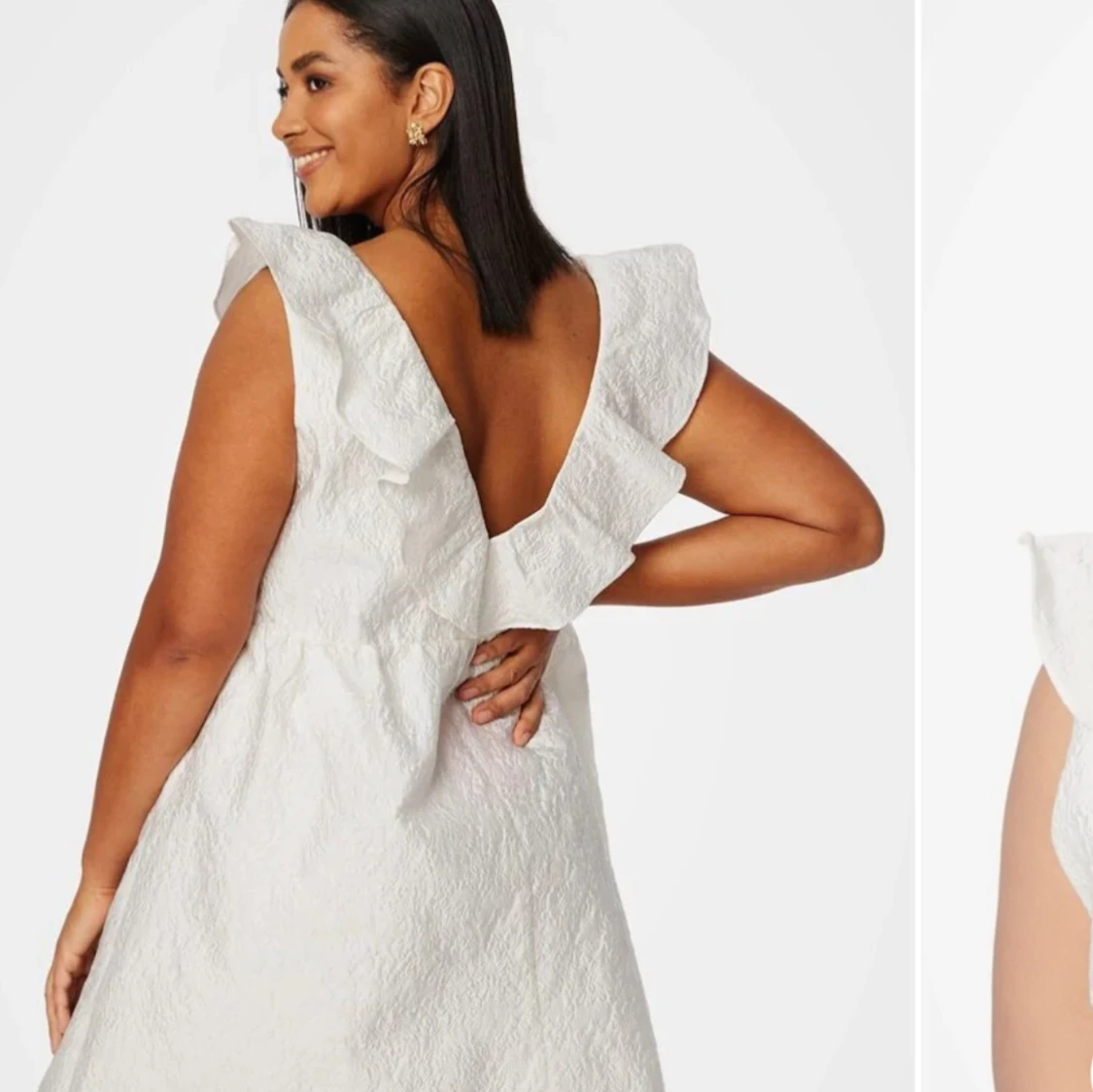 Vit klänning med volangdetaljer - 1