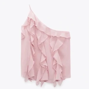 Rosa oneshoulder topp med volanger - Säljer en söt rosa oneshoulder topp från Zara med volanger längs framsidan. Perfekt för en somrig look. Toppen har en luftig och lätt design som ger en romantisk känsla.