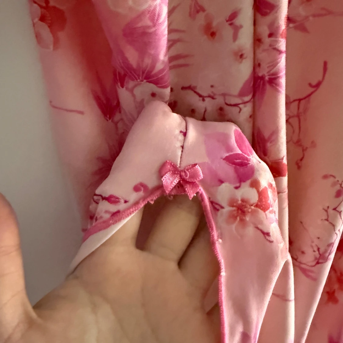 Rosa blommig klänning med spetsdetaljer - 2