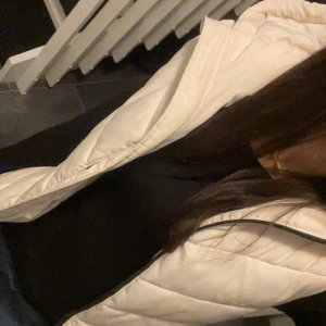 Trendiga Zara västen  - Säljer den trendiga Zara västen som är helst slutsåld på hemsidan. Säljer den eftersom den inte är min stil längre.💕Nypris 399kr💕 