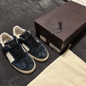 Valentino Flycrew - Säljer dessa sjukt feta flycrews i storleken 39 men dom passar 40. Box, kuvert, dustbag ingår. Totalt 5 spikar som fattas men ingenting som märks när man har på sig dom. Säljer i befintligt skick. Priset går att diskutera vid en enkel och snabb affär. Tveka inte på att höra av dig vid minst lilla fundering!🤩