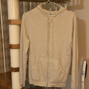 John henric Kashmir zip hoodie  - En snygg Kashmir hoodie som inte kommer till användning så säljer den nu i bra skick. Ny pris är 2500