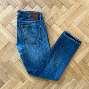 Selvedge Jeans  - Säljer dessa sjukt snygga Italienska Cof studios selvedge jeans. Snygga lagningar och fades. Skicket är bra med visst tecken på användning. Storlek 30. Nypris ligger runt 3000kr. Hör av er vid frågor eller funderingar!