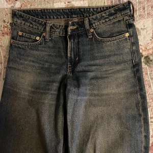Blå jeansbyxor - Vida jeans från Weekday. 