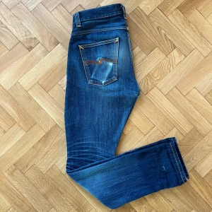 Nudie Jeans Selvedge  - Sjukt snygga Nudie Grim Tim selvage jeans med bra fades och repairs. Skicket är mycket bra med lite tecken på användning. W30 L34 (sitter som L32 typ). Nypris 3000kr. Frågor eller funderingar är det bara att höra av sig!