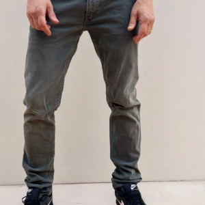 Replay jeans - Snygga replay jeans i grymt skick! Sparsamt använda jeans som passar bra inför våren. Storlek 32/34. Om ni köper flera par jeans i min profil så kan priset diskuteras. 