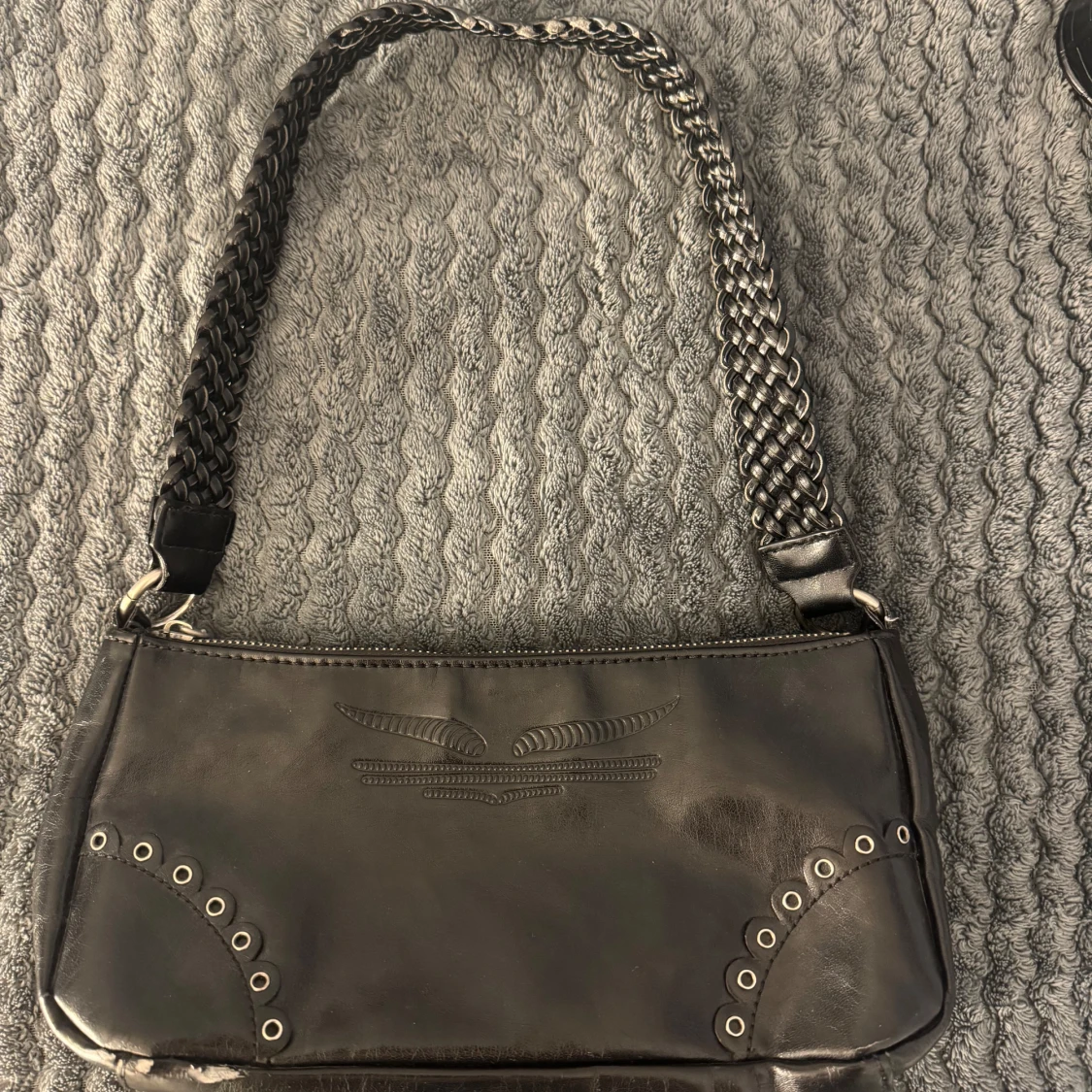 Svart axelväska med flätat axelband