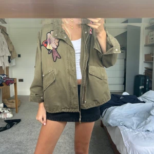 Olivgrön parkajacka med broderier - Selling this trendy H&M jacket in size M, one stud missing as shown. Good condition and a nice oversized fit. Shipping from England takes 10 days to arrive - see my first post for more information. Swish or Revolut accepted 🫒