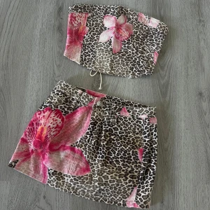 Jeans sett med fint motiv  - Super fint jeans sett med somrigt motiv, kjolen har klassisk jeansmodell med fickor fram och bak.🌸 Det är aldrig använt då den är lite liten för mig samt helt nytt. köpte settet för ca 500 kr.  Storlek är S/M. 