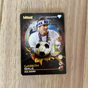 Gareth Bale Real Madrid Diamond - Samlarbild på fotbollsstjärnan Gareth Bale från Real Madrid! Perfekt för unga sportfans och samlare. Korten visar karriärstatistik, skills och cool design. Ett måste för dig som älskar fotboll och vill ha en unik del av sporten i din samling.