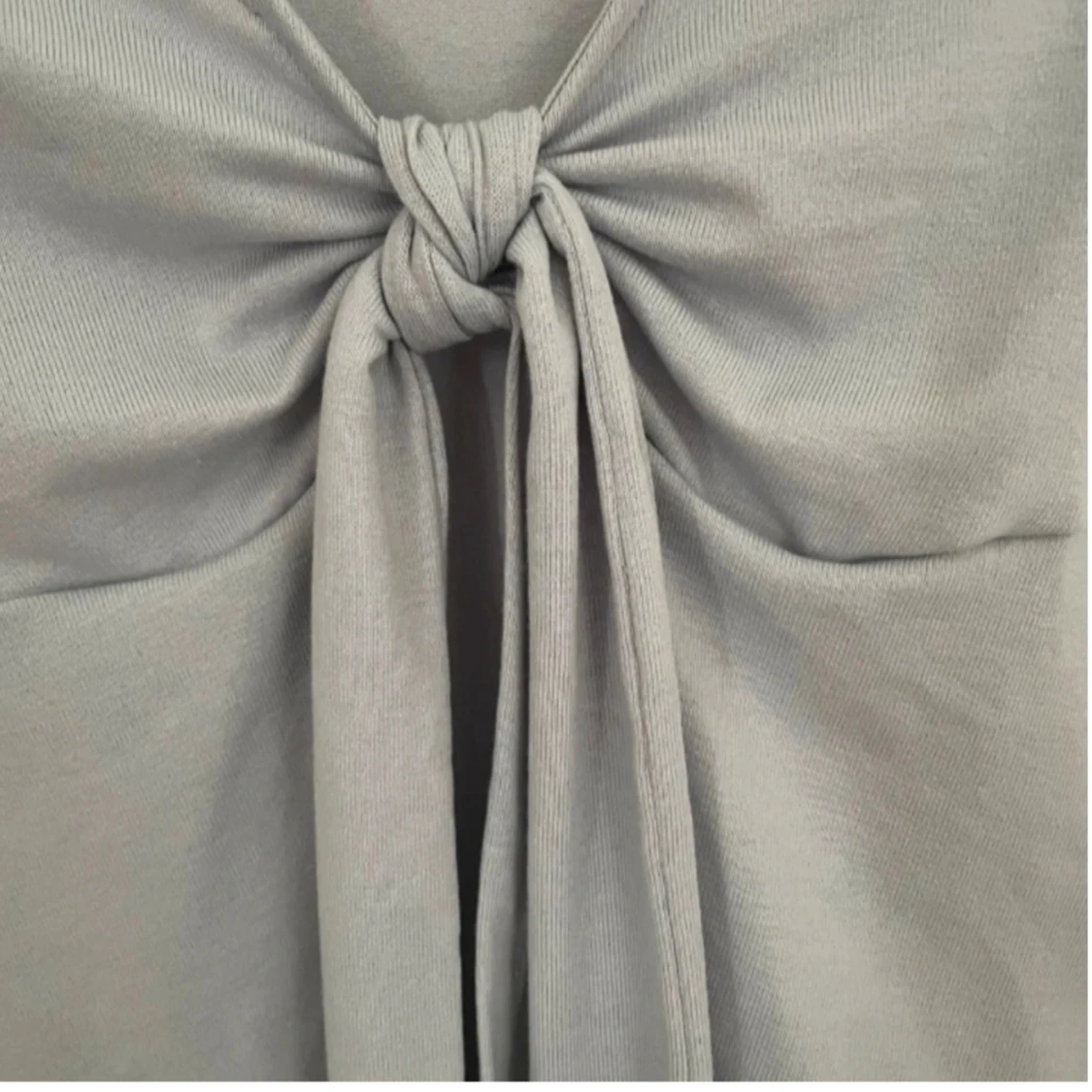 Ljusgrå långärmad topp med knyt - 2