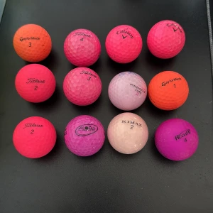 Färg mix A/B/C klas är bollarna i. 😀 - Bilden visar ett urval av färgglada golfbollar från olika märken,