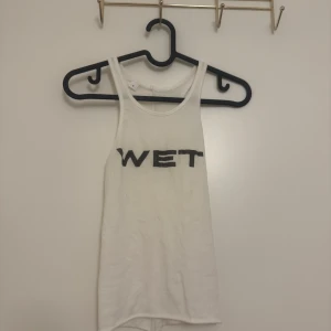Vit YZY Mowalola Wet linne - Säljer ett vitt linne från Kanye Wests merch släpp i samband med Vultures 1 med svart tryck 'WET' framtill.  Relativt stretchy material därav mindre