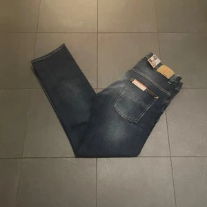 Nudie ”Thinn Finn”  - Mycket fina Nudie jeans av modell Thinn Finn - slimfit. Nya med prislapp. Storlek 33/30.
