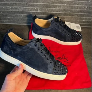 Christian Louboutin  - Skorna har den ikoniska röda sulan och en stilren design som verkligen sticker ut. Skick 9,5/10 enbart testade inomhus. Skambud undanbes, storlek 40 sitter som 41-41,5. Otroligt sällsynt modell. Äktihetsertifecat från vestiaire 